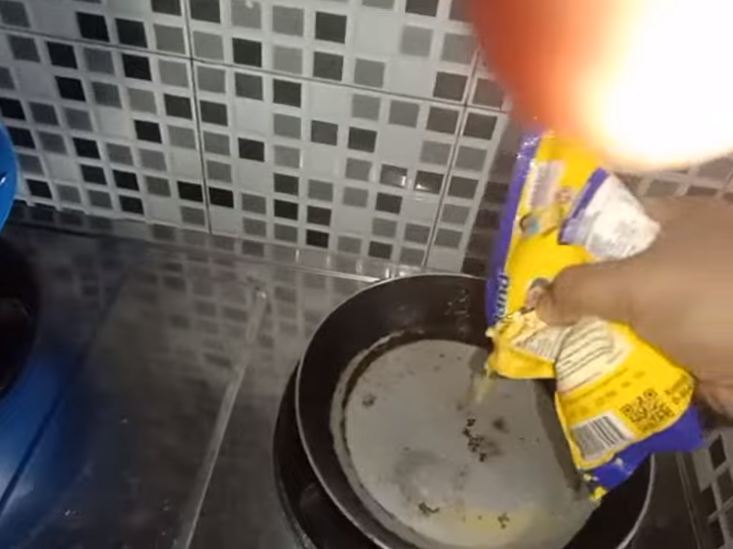 Bukan digosok kertas amplas, ini cara mengatasi permukaan teflon lengket cuma modal Rp3.000