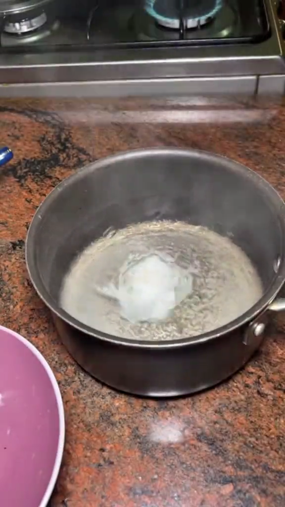 Tanpa ditambah cuka, ini trik merebus telur tanpa kulit agar hasilnya cantik dan tak pecah