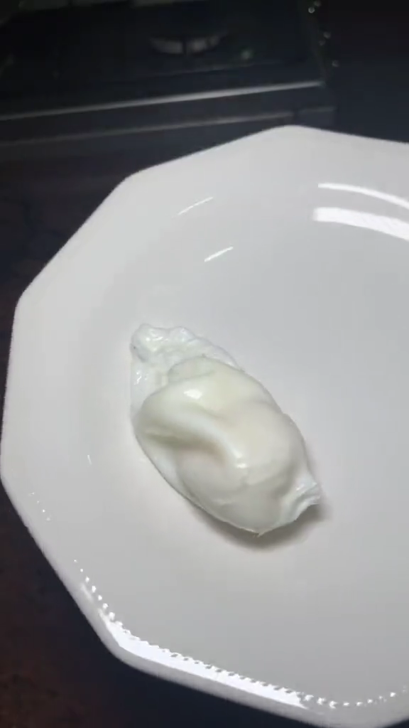 Tanpa ditambah cuka, ini trik merebus telur tanpa kulit agar hasilnya cantik dan tak pecah