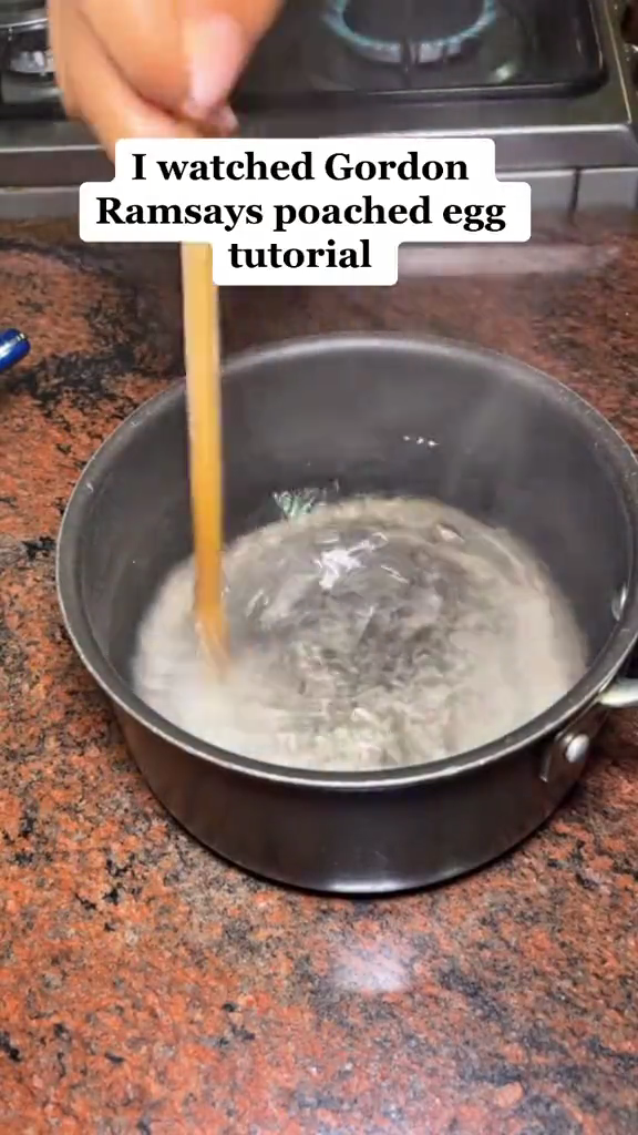 Tanpa ditambah cuka, ini trik merebus telur tanpa kulit agar hasilnya cantik dan tak pecah