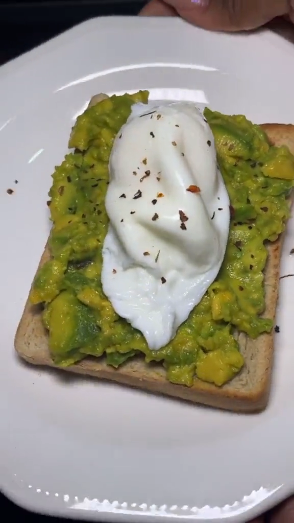 Tanpa ditambah cuka, ini trik merebus telur tanpa kulit agar hasilnya cantik dan tak pecah