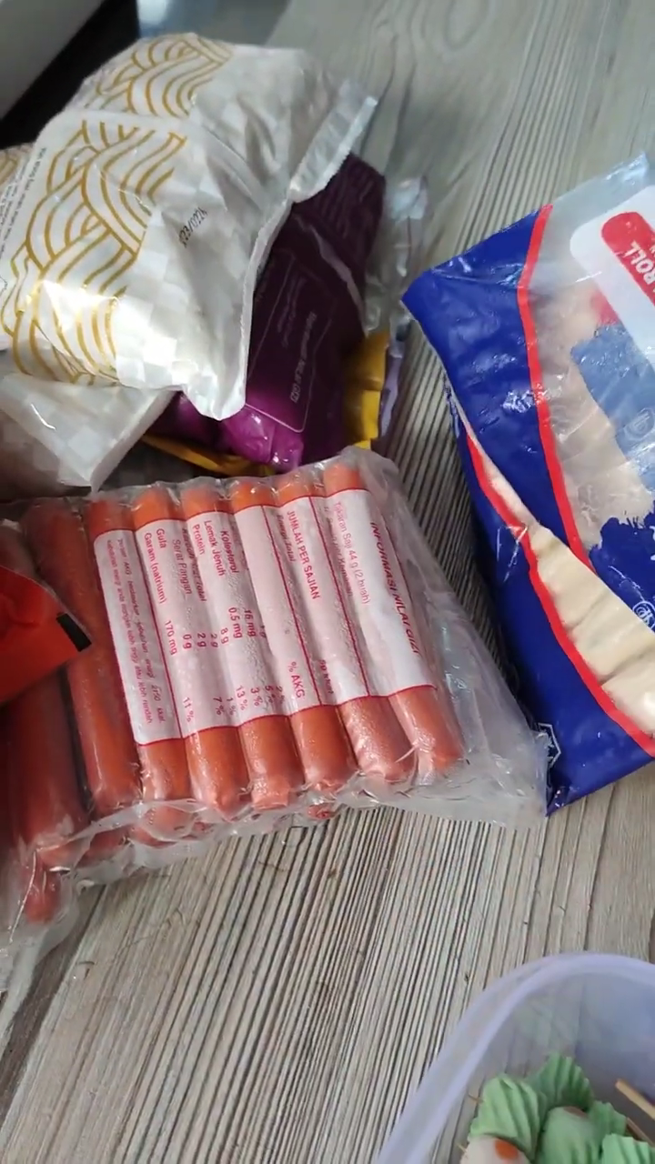 Nggak perlu ditambah ice pack, ini trik menyimpan sosis agar tak berlendir meski tanpa kulkas