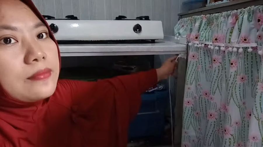 Tanpa dipaku, ini trik praktis memasang gorden kolong dapur agar lebih rapi dan tidak mudah lepas