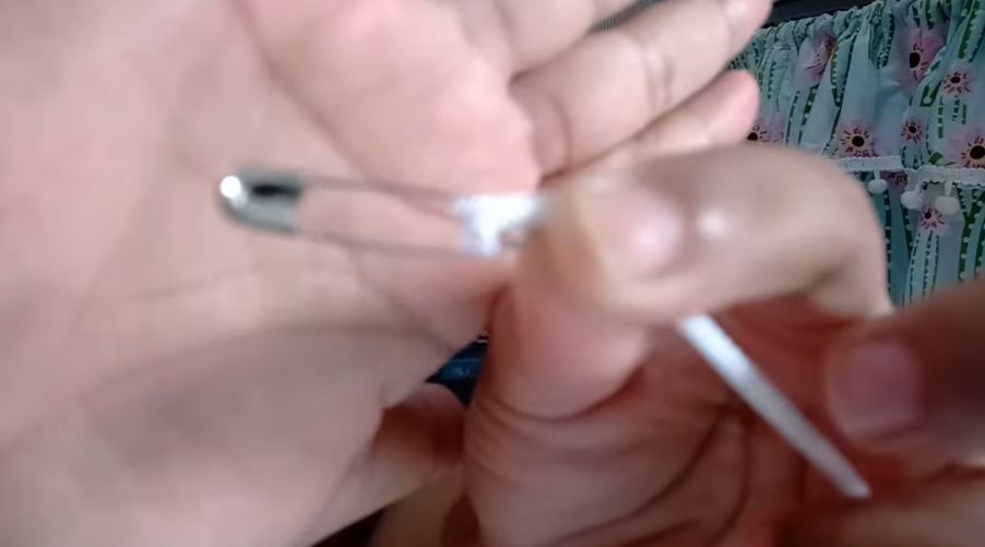Tanpa dipaku, ini trik praktis memasang gorden kolong dapur agar lebih rapi dan tidak mudah lepas