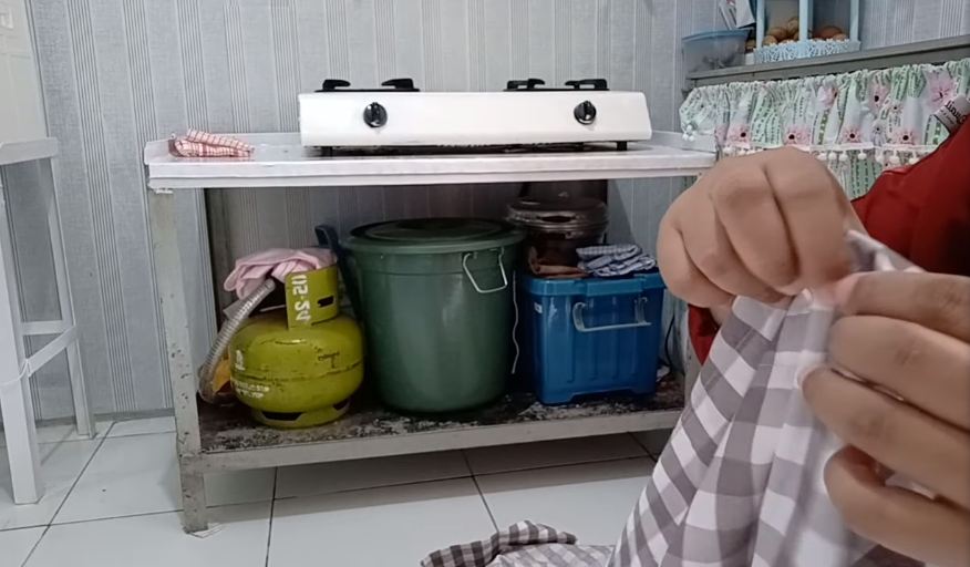 Tanpa dipaku, ini trik praktis memasang gorden kolong dapur agar lebih rapi dan tidak mudah lepas