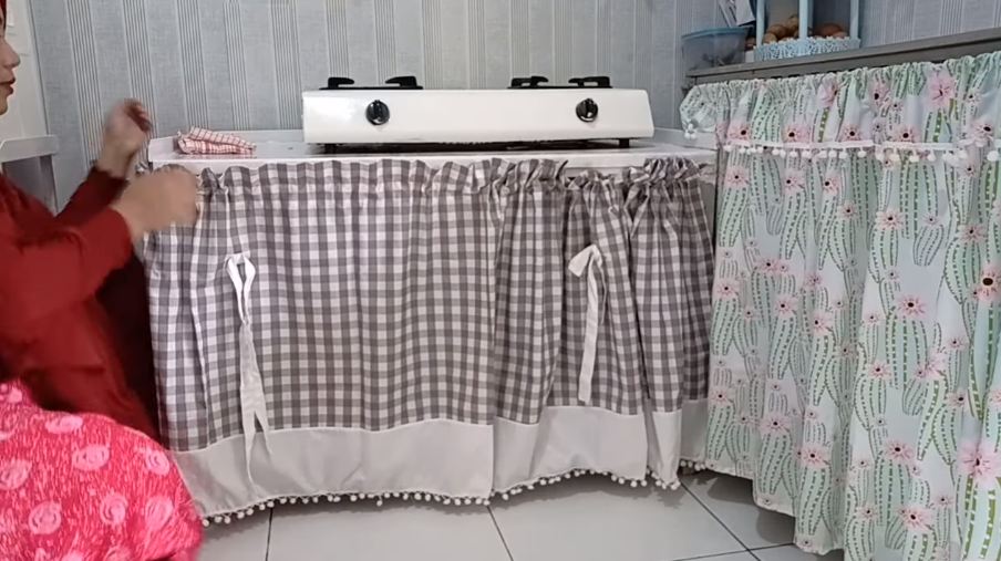 Tanpa dipaku, ini trik praktis memasang gorden kolong dapur agar lebih rapi dan tidak mudah lepas