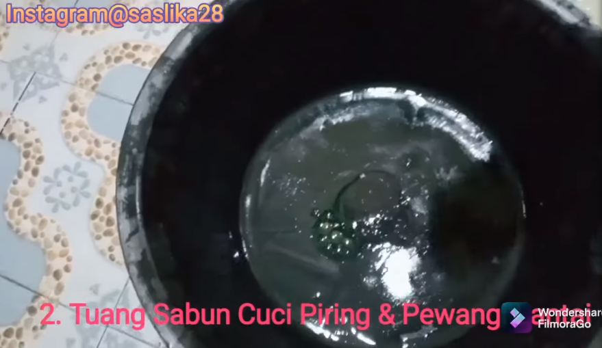 Cara mudah membersihkan lantai dapur dari cipratan minyak cuma pakai 2 bahan sederhana