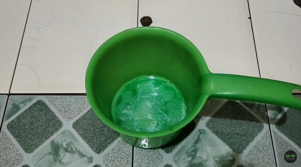 Tanpa perlu pasta gigi, ini trik menghilangkan jamur di karet kulkas pakai 2 bahan