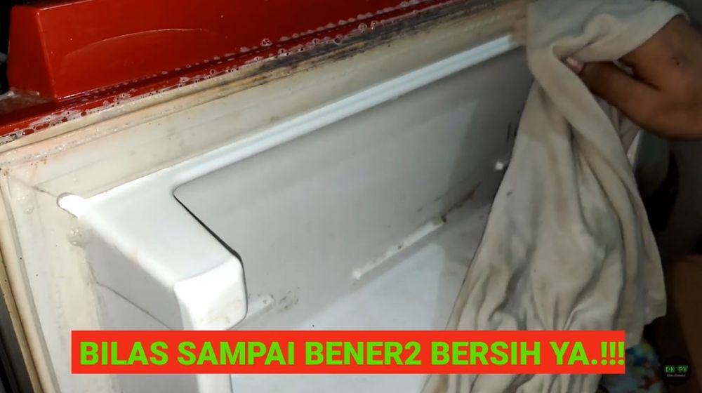 Tanpa perlu pasta gigi, ini trik menghilangkan jamur di karet kulkas pakai 2 bahan