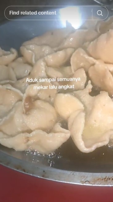 Tak perlu dua wajan, ini cara goreng kerupuk agar renyah, tak bantat, dan mengembang sempurna