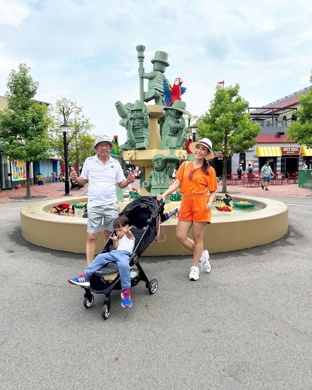 9 Momen keluarga Ayu Dewi liburan ke theme park di Jepang, ekspresi Regi Datau curi perhatian