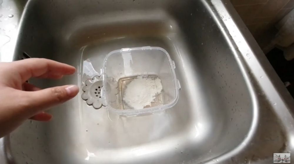 Bukan pakai tisu dapur, begini cara membersihkan lemak membandel di kotak makan plastik