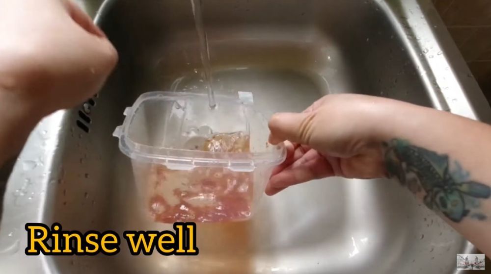 Bukan pakai tisu dapur, begini cara membersihkan lemak membandel di kotak makan plastik