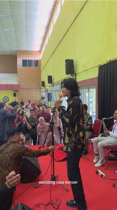 sheila on 7 manggung saat kondangan © TikTok/@iqbalrzzq