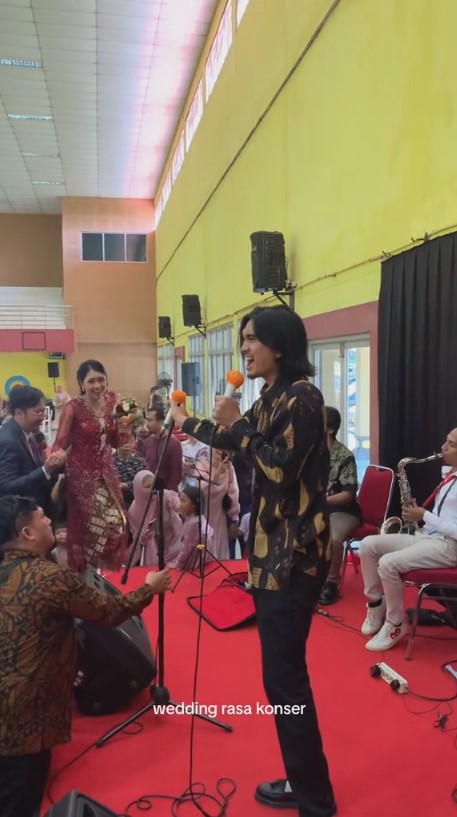 sheila on 7 manggung saat kondangan © TikTok/@iqbalrzzq