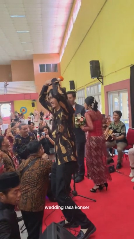 sheila on 7 manggung saat kondangan © TikTok/@iqbalrzzq