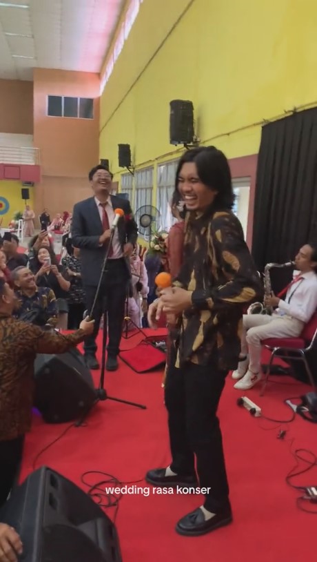 sheila on 7 manggung saat kondangan © TikTok/@iqbalrzzq