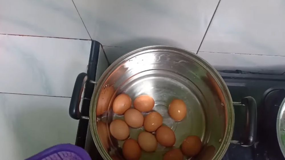 Trik merebus telur jumlah banyak hanya dalam 5 menit, bisa matang sempurna pakai 2 bahan dapur