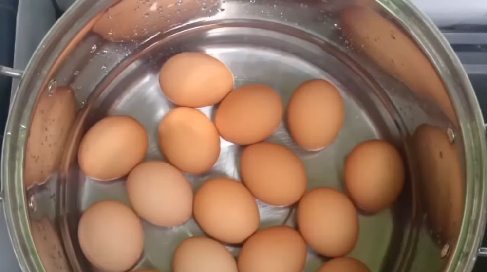 Trik merebus telur jumlah banyak hanya dalam 5 menit, bisa matang sempurna pakai 2 bahan dapur