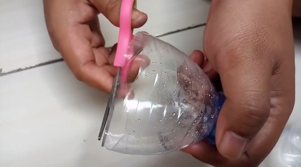 Bermodal botol bekas, aksi kreatif warganet cetak donat ini bikin hasilnya lebih cepat rapi