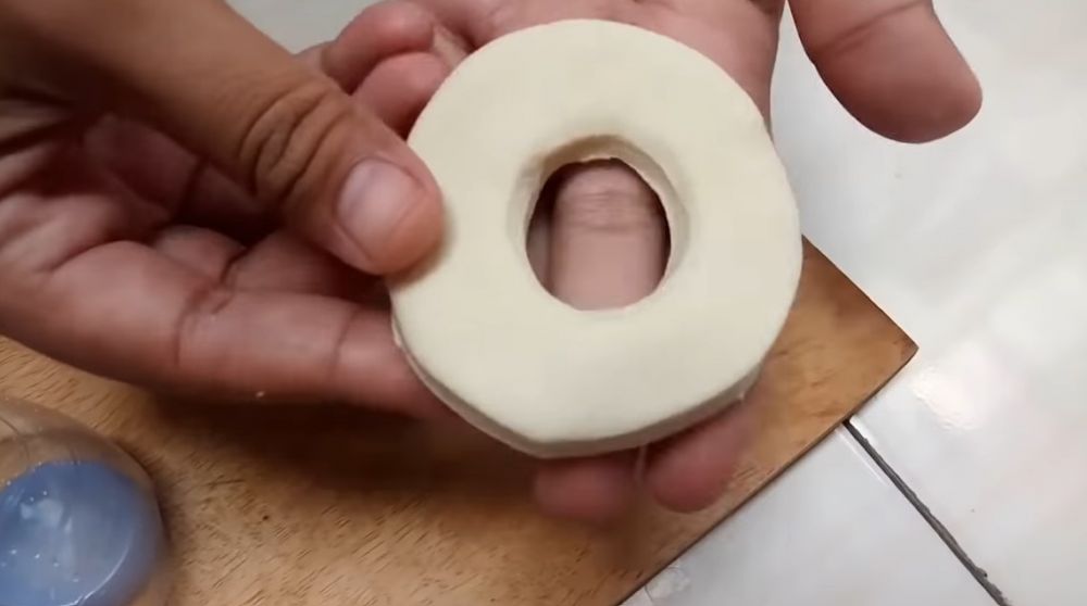 Bermodal botol bekas, aksi kreatif warganet cetak donat ini bikin hasilnya lebih cepat rapi