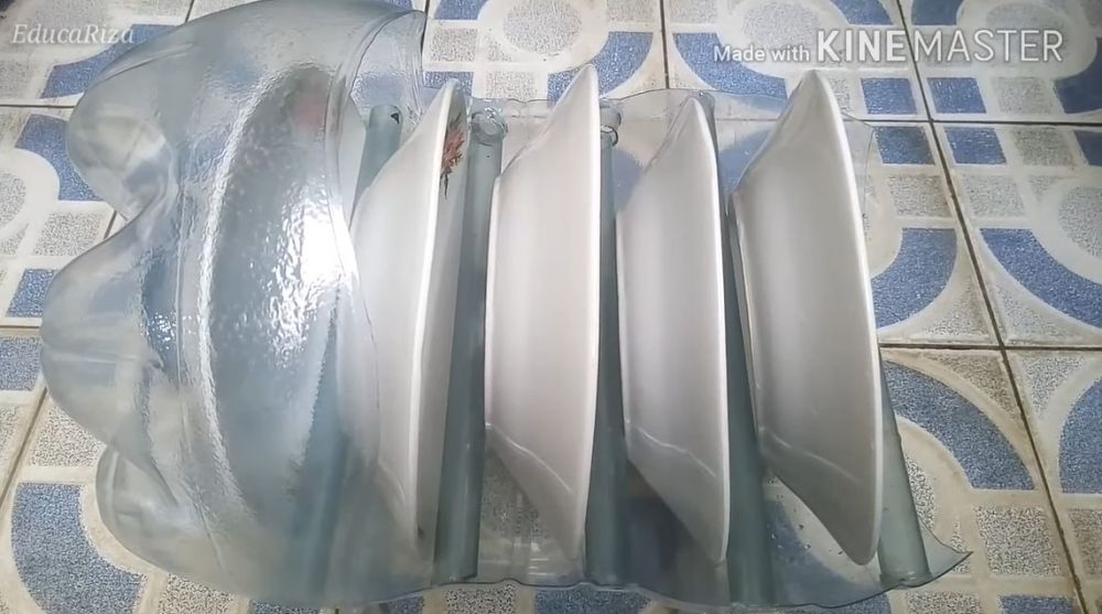Tak perlu beli baru, trik bikin rak pengering piring dari galon bekas ini murah dan kreatif