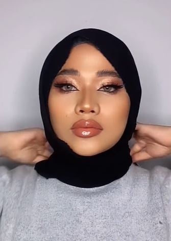 Wanita ini recreate makeup ala Western Artis hasilnya mirip Aurel Hermansyah © 2023 brilio.net