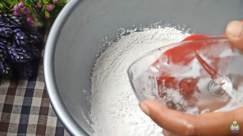 Jangan cuma pakai tepung beras dan tapioka, begini trik bikin adonan peyek renyah dan antikeras