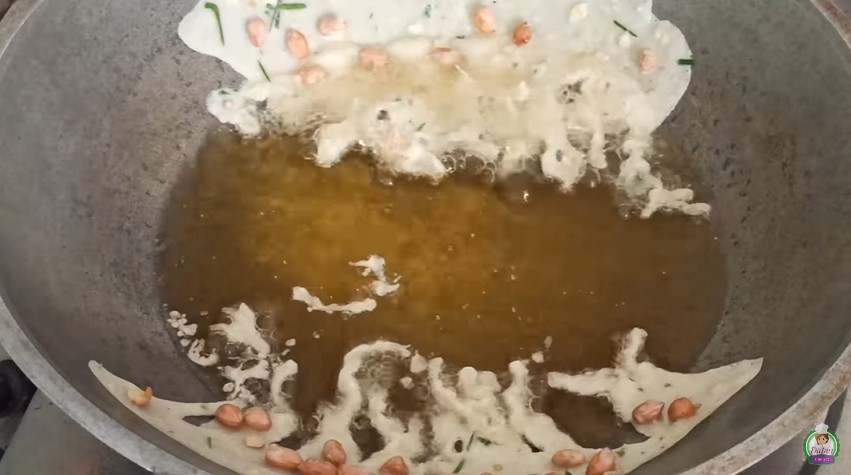 Jangan cuma pakai tepung beras dan tapioka, begini trik bikin adonan peyek renyah dan antikeras