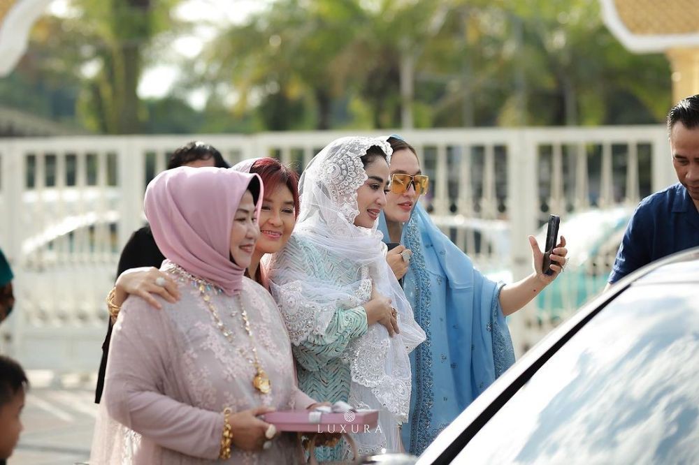 potret dewi perssik di nikahan rosa meldianti © instagram