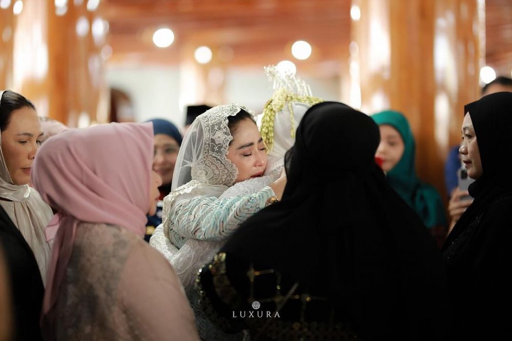 potret dewi perssik di nikahan rosa meldianti © instagram