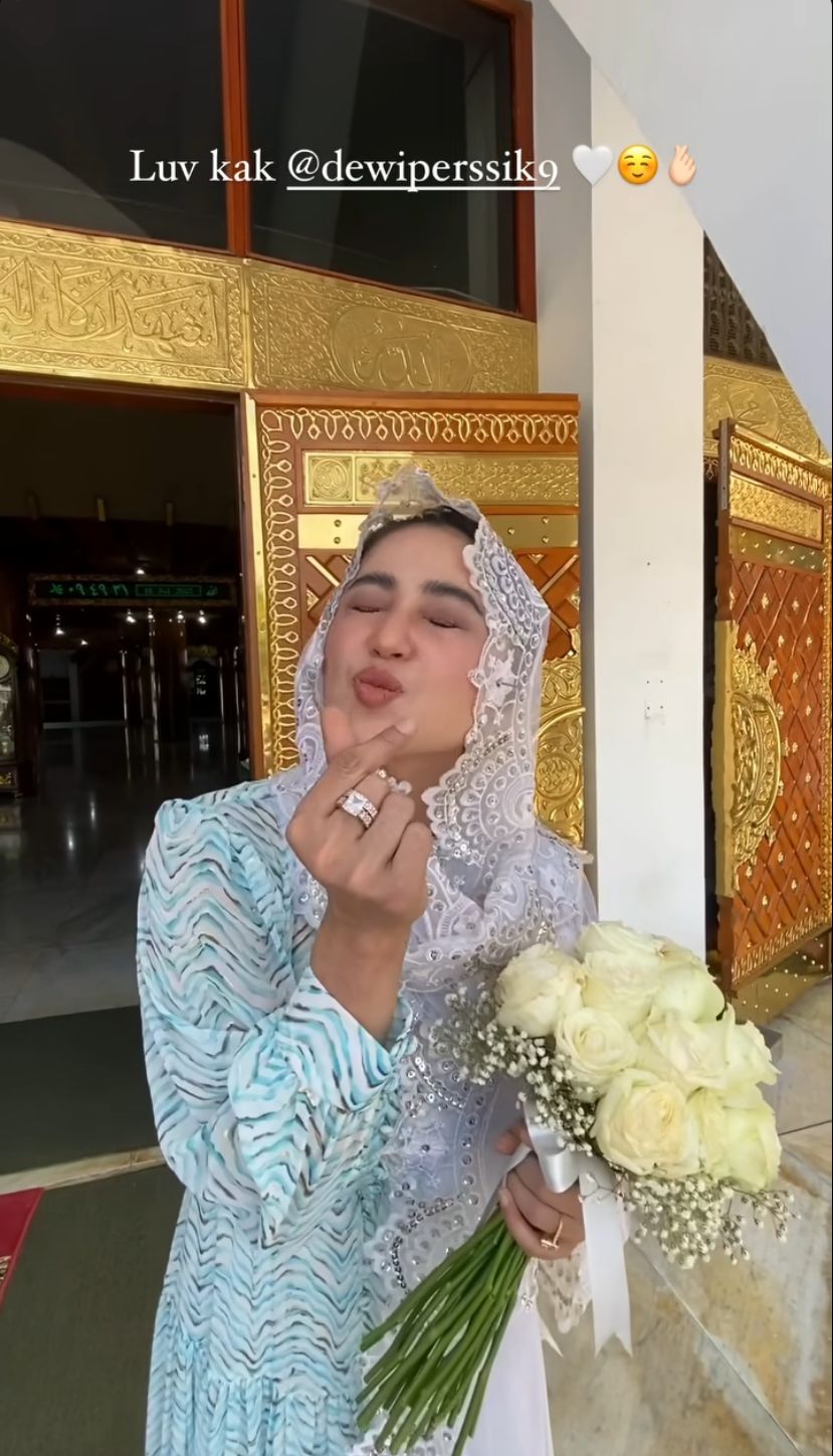 potret dewi perssik di nikahan rosa meldianti © instagram