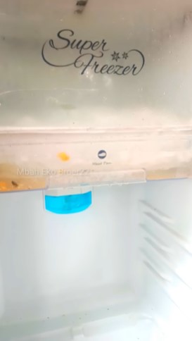Cuma 5 menit, begini cara membersihkan bunga es tebal di freezer kulkas 1 pintu