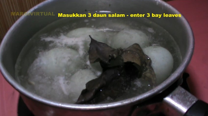 Bukan pakai garam, ini trik merebus telur agar cangkangnya gampang dikupas pakai 1 jenis daun rempah