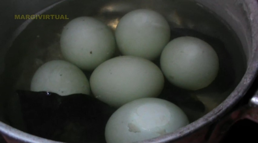 Bukan pakai garam, ini trik merebus telur agar cangkangnya gampang dikupas pakai 1 jenis daun rempah