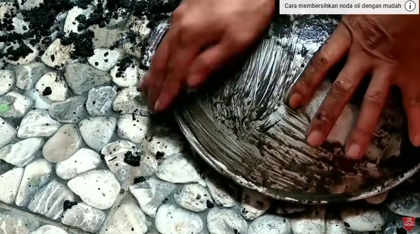 Tanpa baking soda, ini cara cepat hilangkan kerak gosong di pantat wajan dalam waktu 5 menit