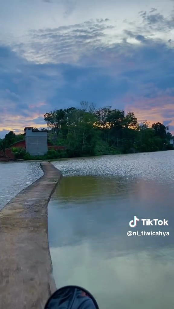 Aksi wanita kendarai motor di jalur air © TikTok