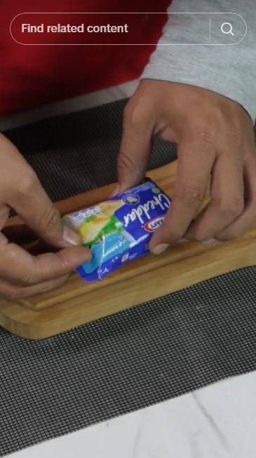 Tanpa toples atau karet, ini trik antimainstream simpan keju yang sudah dipotong biar tak keras