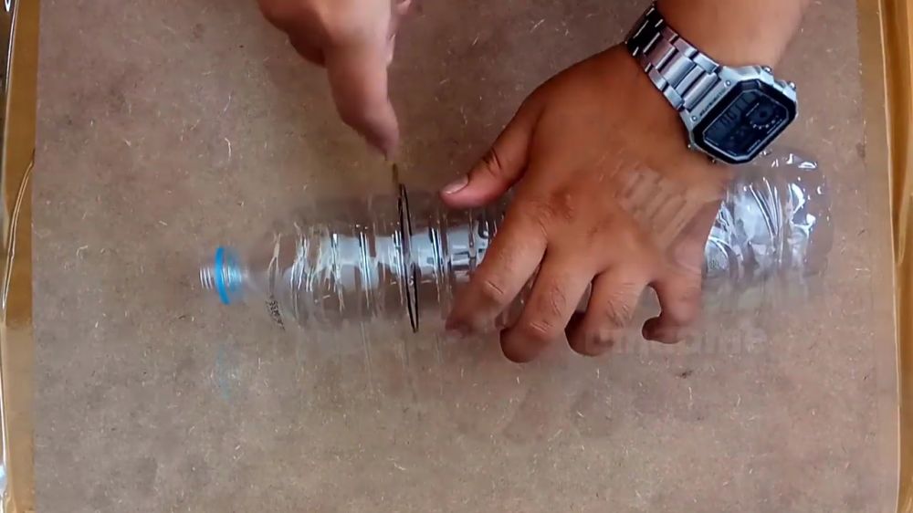 Jangan dibuang begitu saja, ini cara mudah menyulap botol bekas jadi rak cangkir yang bagus dan kokoh