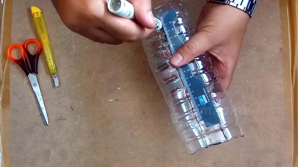 Jangan dibuang begitu saja, ini cara mudah menyulap botol bekas jadi rak cangkir yang bagus dan kokoh