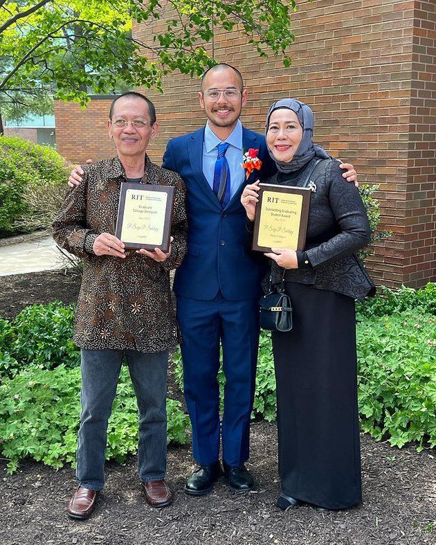 gaya seleb dampingi wisuda anak © instagram gaya seleb dampingi wisuda anak © instagram