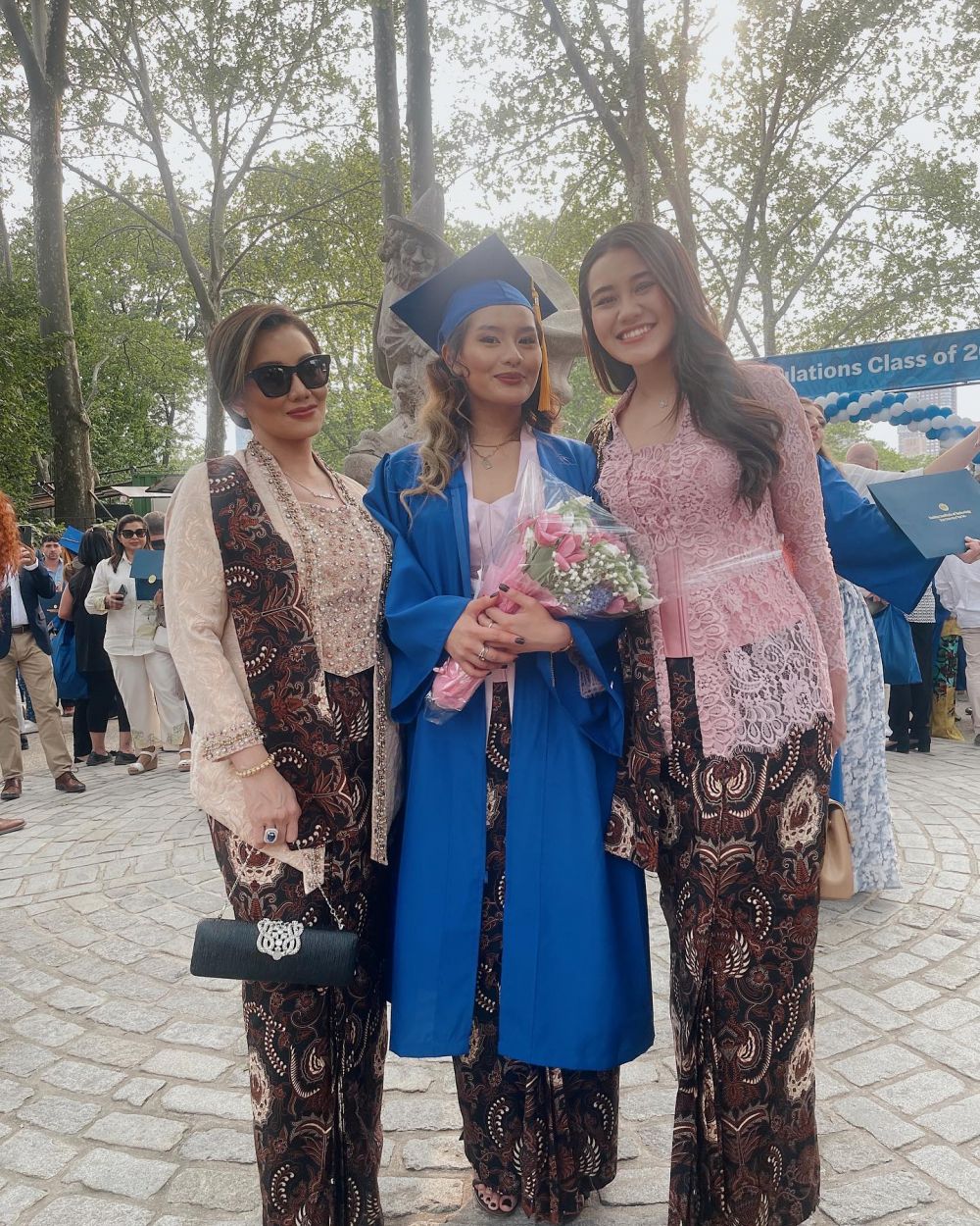 gaya seleb dampingi wisuda anak © instagram gaya seleb dampingi wisuda anak © instagram