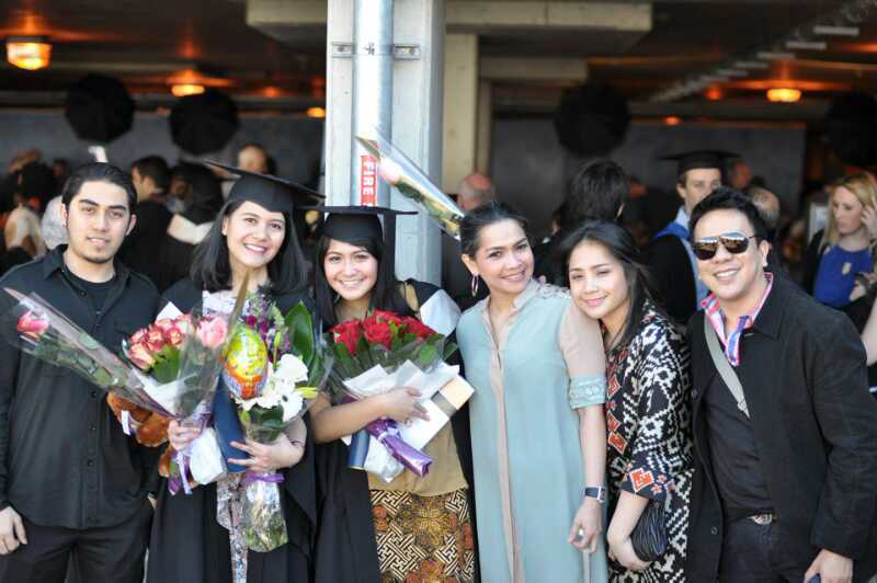 gaya seleb dampingi wisuda anak © instagram gaya seleb dampingi wisuda anak © instagram