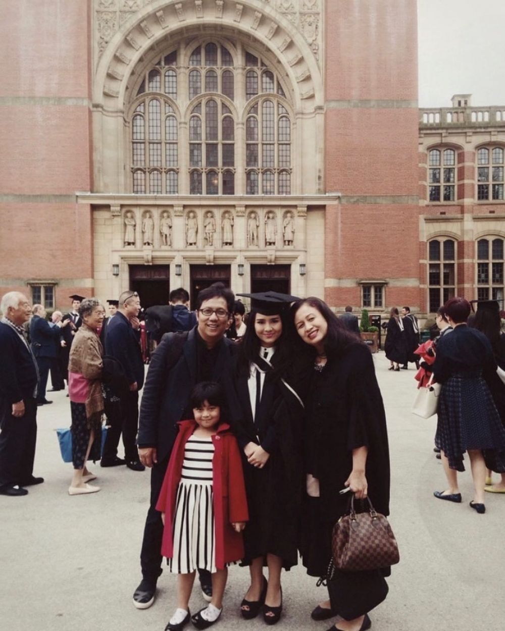 gaya seleb dampingi wisuda anak © instagram gaya seleb dampingi wisuda anak © instagram