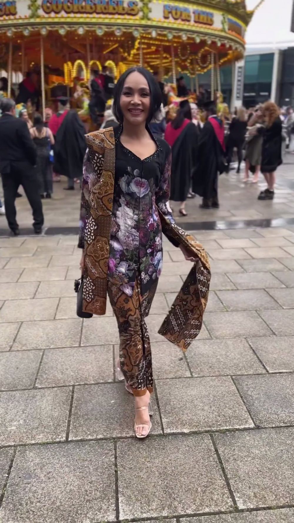 gaya seleb dampingi wisuda anak © instagram gaya seleb dampingi wisuda anak © instagram