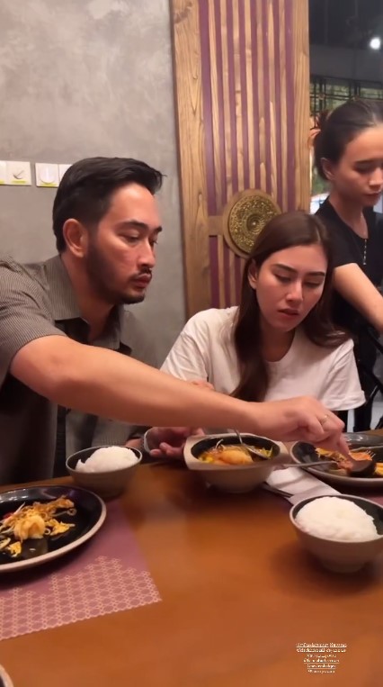 momen manis Jeje Govinda dengan Syahnaz © berbagai sumber momen manis Jeje Govinda dengan Syahnaz © berbagai sumber