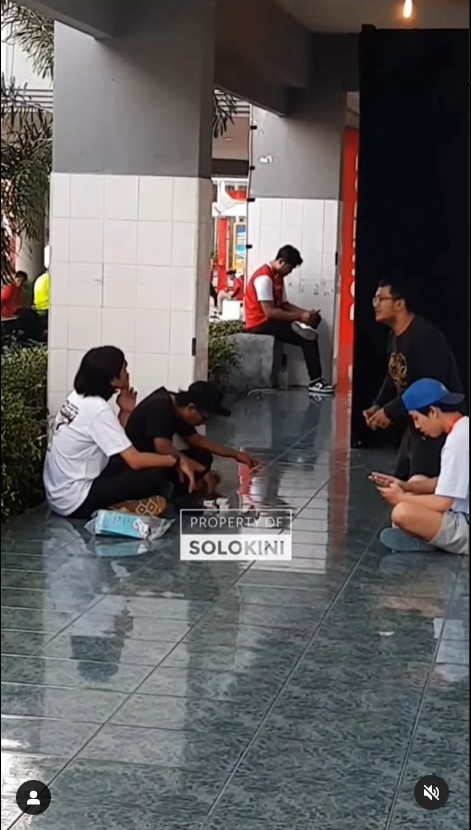 seleb tak jaim ngemper di lantai © instagram