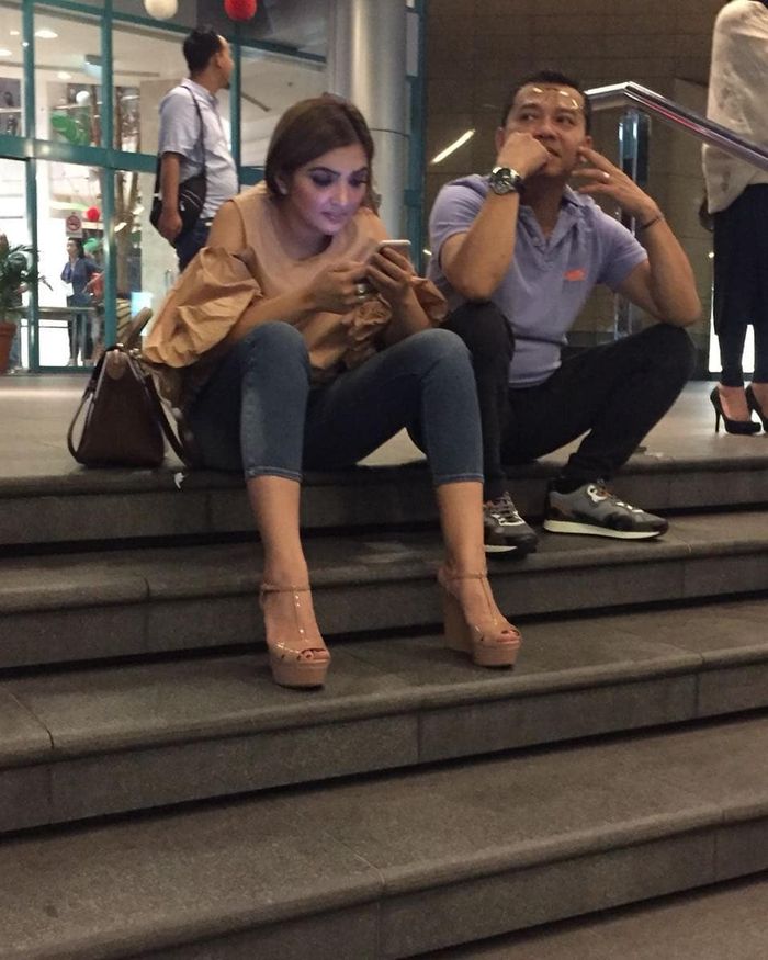 seleb tak jaim ngemper di lantai © instagram