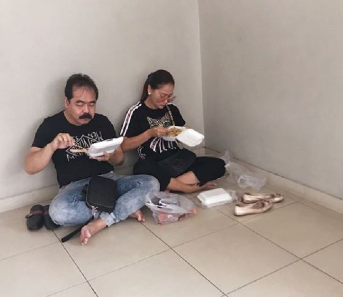 seleb tak jaim ngemper di lantai © instagram