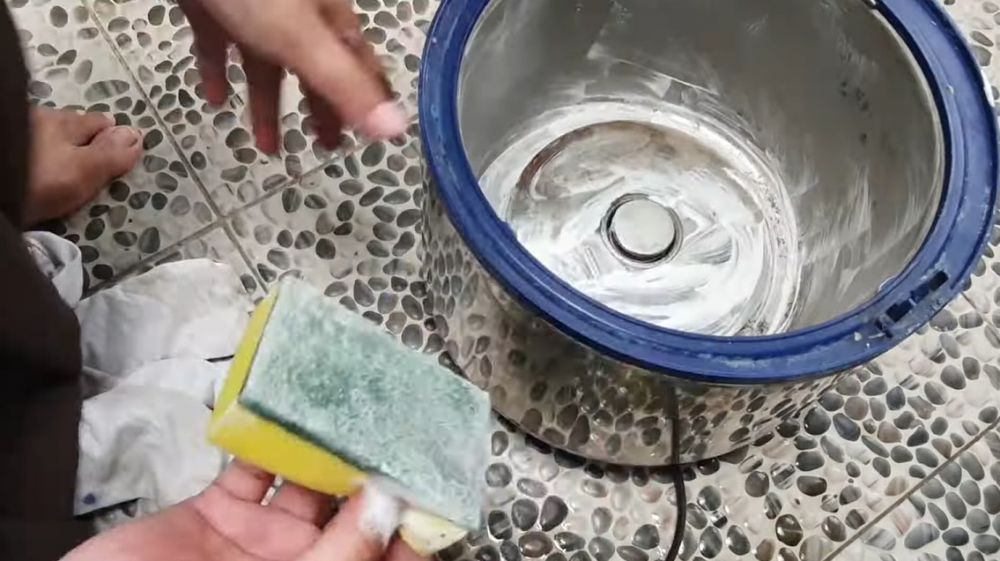 Tak perlu sabun, begini trik ampuh membersihkan karat di rice cooker pakai 2 bahan